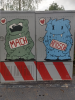Stromkasten bemalt mit zwei Monstern die Schilder mit der Aufschrift Mach höösch tragen