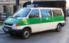 grüner VW-Bus der Polizei