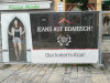 Werbeplakat eines Jeansgeschäfts