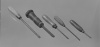 Schwarz-weiß-Fotografie von fünf Schraubenziehern. 