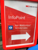 Ein Schild der Schweizer Bahn. Es ist folgendermaßen beschriftet: "Info Point. Kein Billettverkauf. No ticket sales"