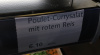 Ein Preisschild mit der Aufschrift "Poulet-Currysalat mit rotem Reis"