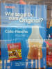 Ein Werbeplakat von Haribo, auf dem eine Haribo Colaflasche zu sehen ist. Die Aufschrift lautet "Wie sagst du zum Original? Cola- Pulle, Flascherl, Flasche, Fläschje, Buddel"